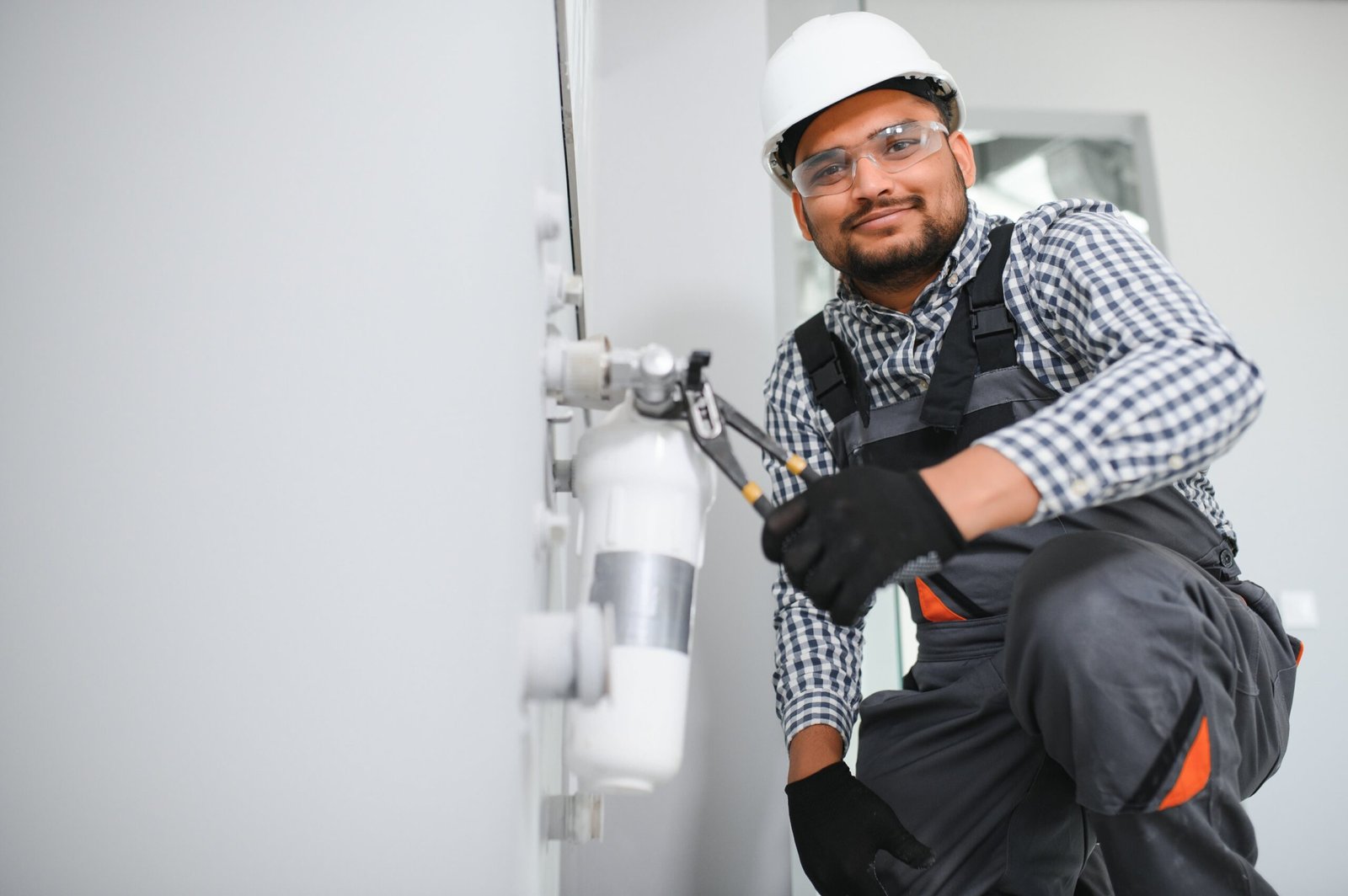 indian-plumber-installs-or-change-water-filter-2024-06-11-18-58-50-utc-min